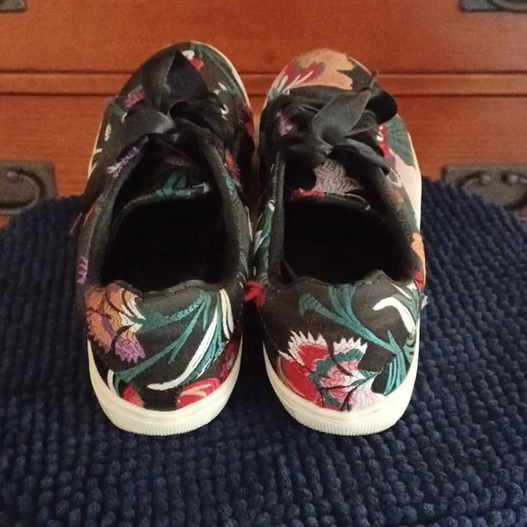 Hippie Black Floral Embroidered women's shoes - Picture 4 of 8